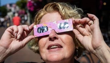 Alfonso Martínez de Carneros, médico, sobre el eclipse solar: «Muchas personas creen que, al estar parcialmente cubierto por la Luna, el Sol deja de ser peligroso, pero esto es un error»