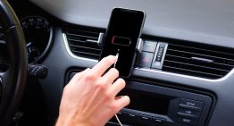 Tener el iPhone enchufado horas y que tenga casi la misma batería: el USB del coche tiene limitaciones (y no es por culpa del cable)