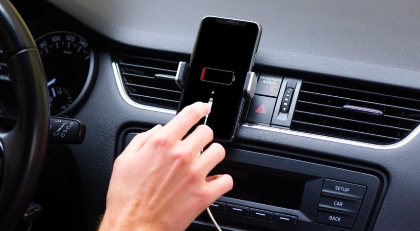 Tener el iPhone enchufado horas y que tenga casi la misma batería: el USB del coche tiene limitaciones (y no es por culpa del cable)