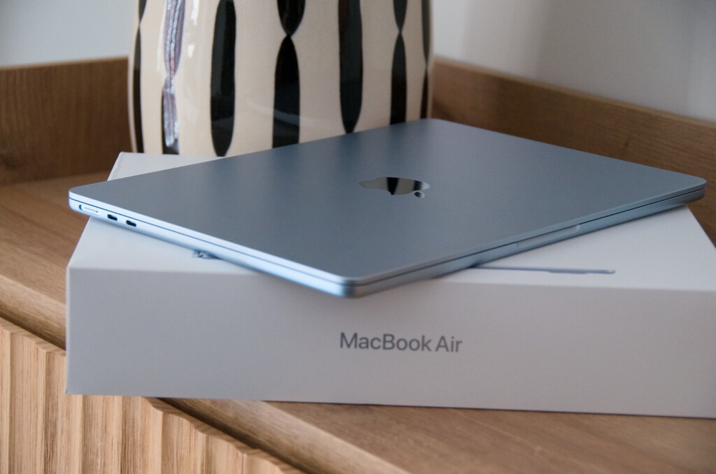 Buscando una funda para MacBook me quedo con esta de TomNoc: no es nada cara y viene hasta con una bolsa aparte para accesorios 