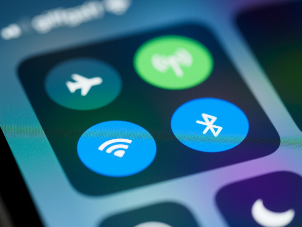 Este hacker demuestra en una conferencia de ciberseguridad por qué hay que apagar el Bluetooth del iPhone. Yo discrepo 