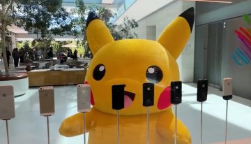 Pikachu visita el Apple Park: la reunión más surrealista para despedir a Tim Cook
