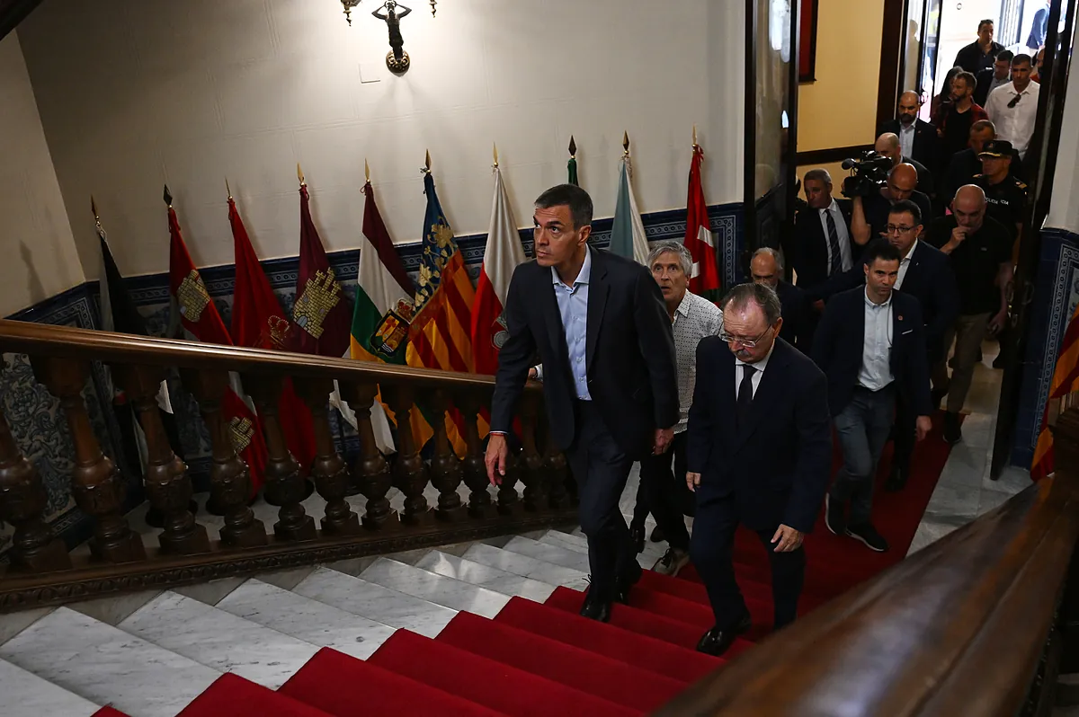 Las 38 horas de un gobierno en 'shock' ante la «violación de la integridad territorial de España»