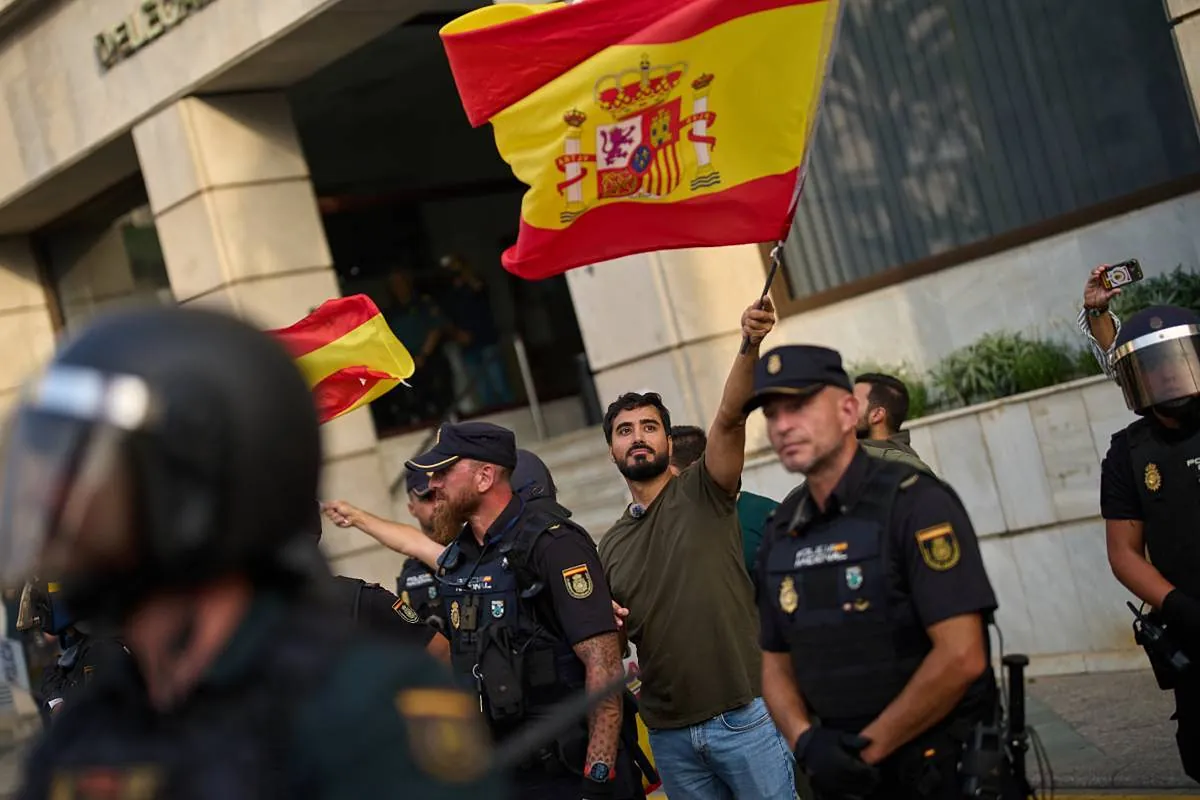 Alvise Pérez tiene que ser evacuado tras las contramanifestaciones de los ciudadanos de origen marroquí en Ceuta