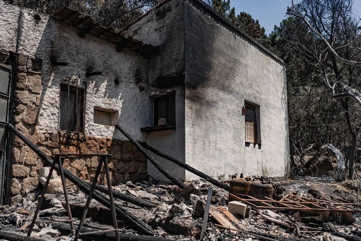 El mando del incendio ve indicios de un posible origen intencionado en tres rebrotes en el sur de Ávila