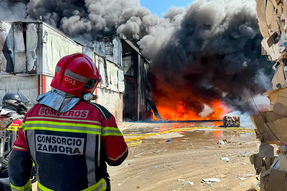 Nube tóxica en Zamora: el incendio de una planta de residuos en Roales obliga a enviar una alerta ES-Alert a cuatro municipios