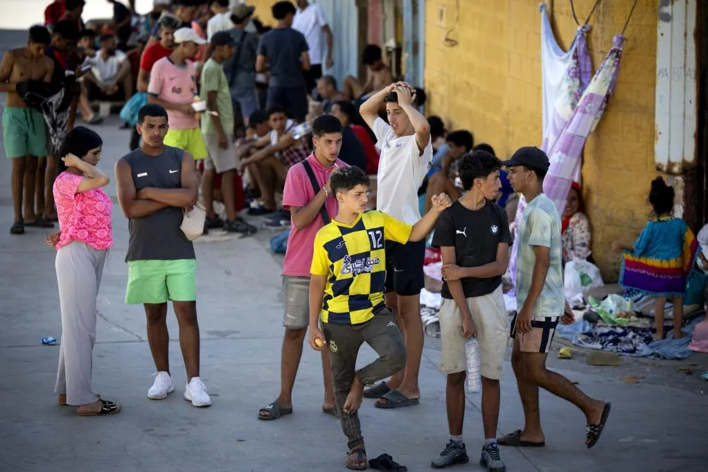 'Operación 1.898': el reparto de los menores en Ceuta lleva al límite la capacidad y la solidaridad