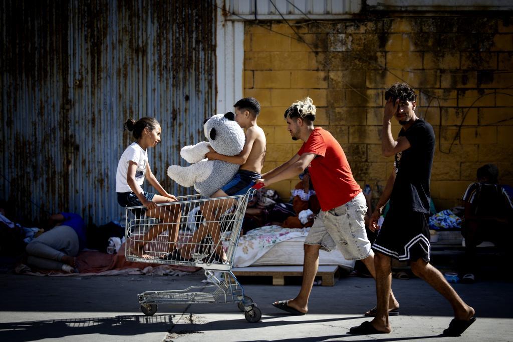Menores acogidos en el polígono de El Tarajal, en Ceuta.