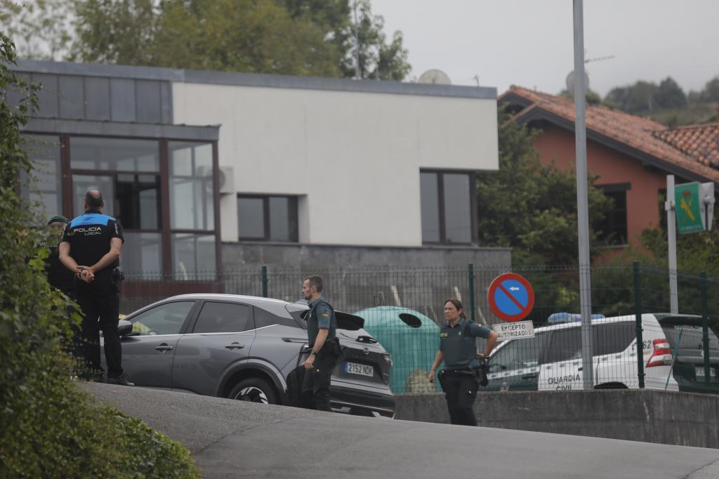 Varios agentes en las inmediaciones del cuartel de la Guardia Civil de Llanes.