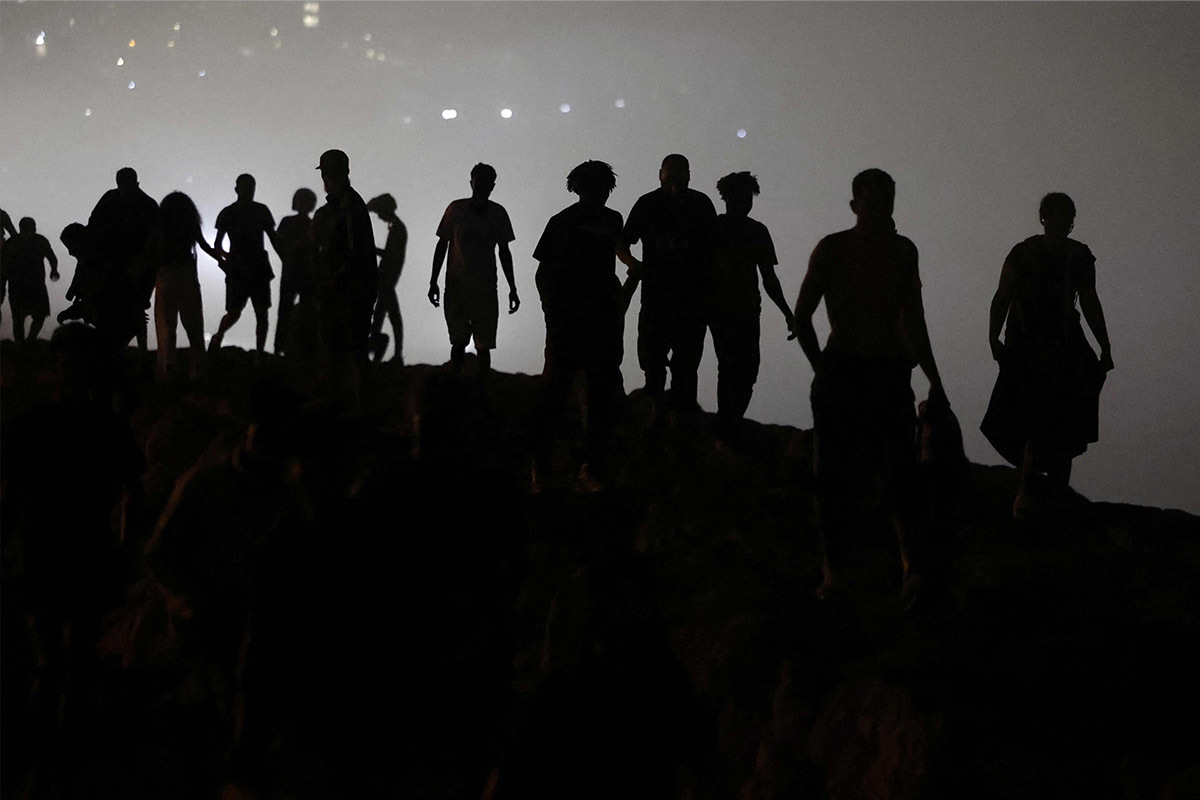 Decenas de migrantes caminan hacia Castillejos, al norte de Marruecos, tras abandonar Ceuta el pasado 1 de agosto.