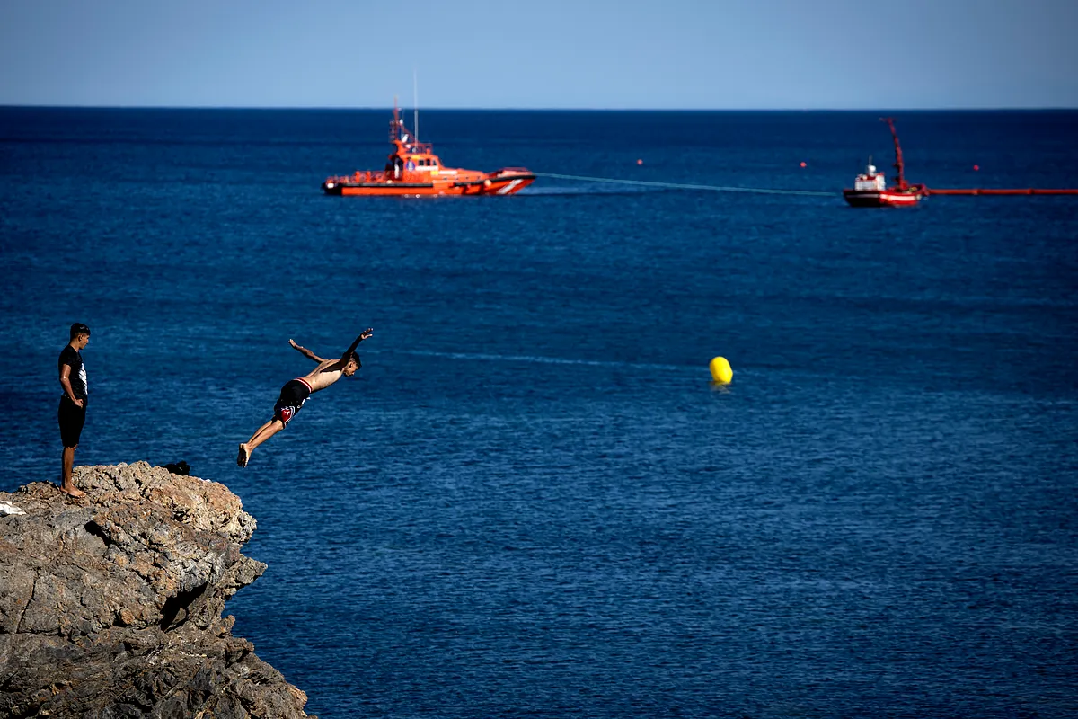 Muere un migrante que intentaba entrar a Ceuta en un parapente y cayó al mar