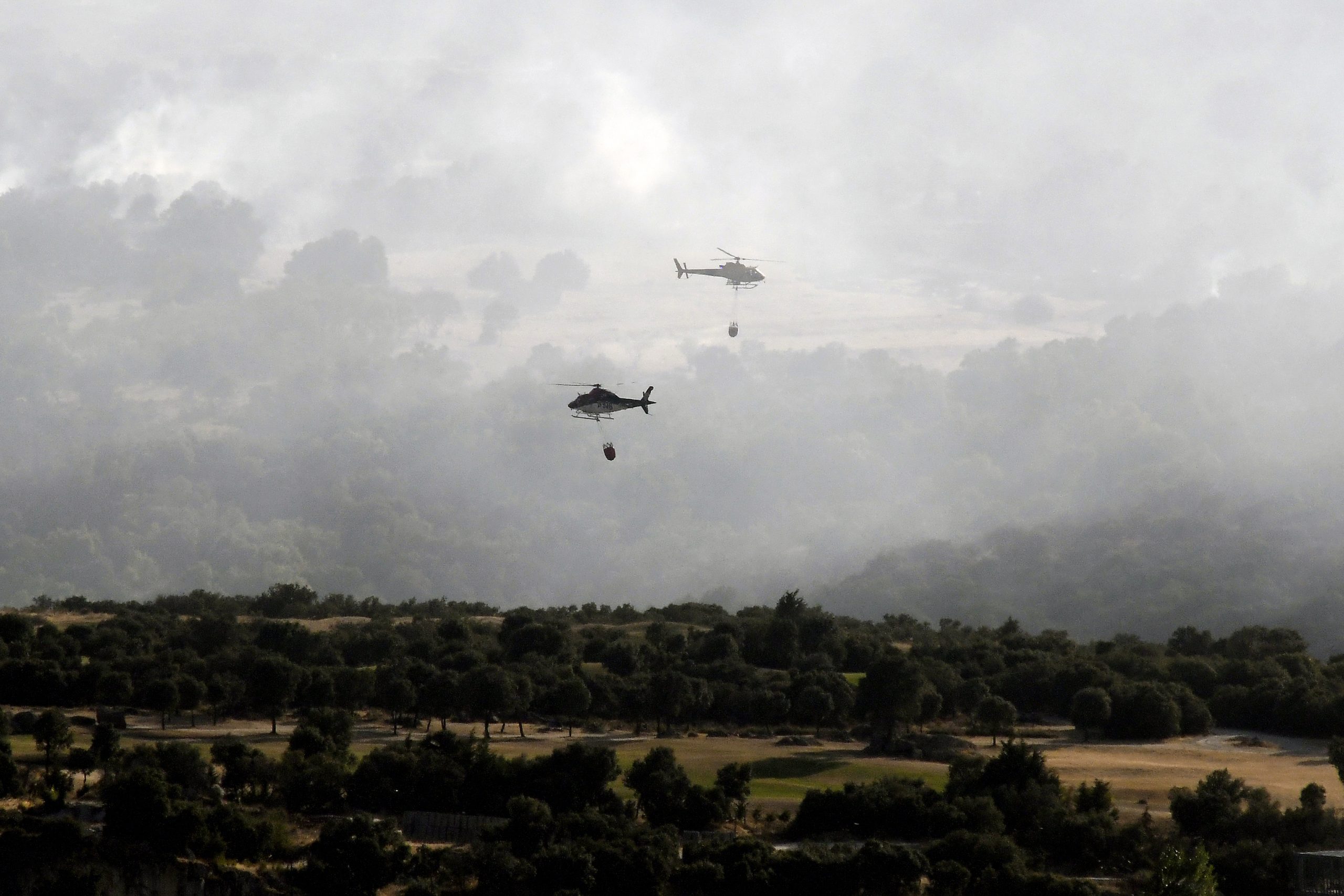 Una treintena de medios de extinción mantiene este domingo las labores para tratar de consolidar el perímetro del incendio forestal declarado el sábado en el término municipal de Navas de San Antonio, en Segovia.