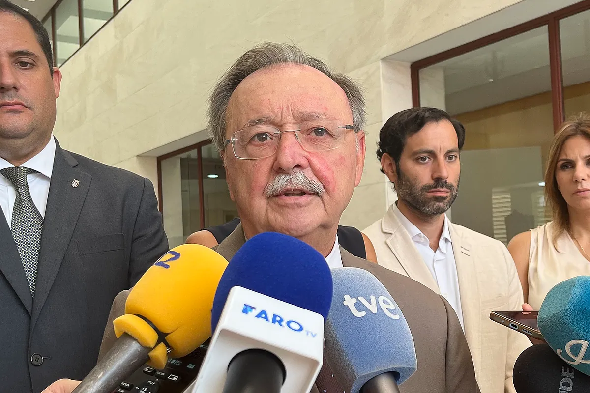 El presidente de Ceuta pide habilitar un «espacio» donde «permanezcan confinados» los hasta 11.000 migrantes que pueden seguir en la ciudad