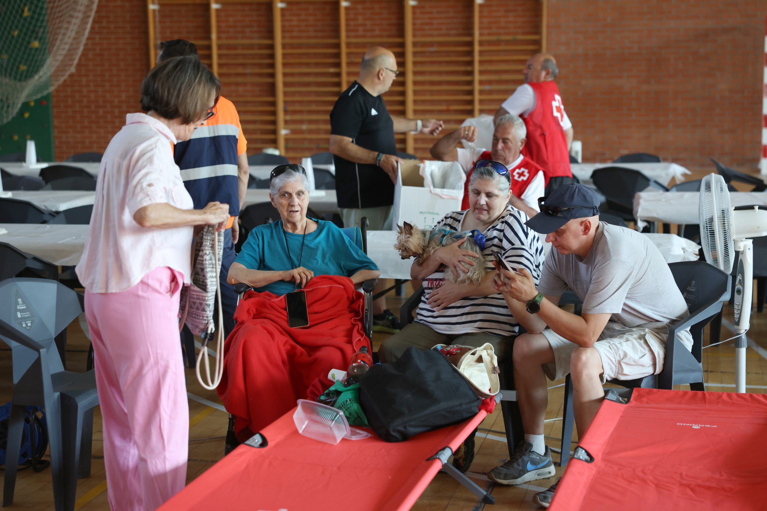 Vecinos desalojados en el pabellón municipal de El Espinar