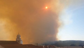 El incendio de Niebla (Huelva) ha afectado ya a 20.000 hectáreas y sigue fuera de control: «El monte artificial ha convertido esta comarca en un polvorín»