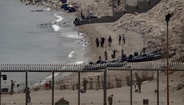 «Sería un ridículo mundial»: Marruecos instala concertinas y despliega cañones de agua para evitar otro salto el 15-A