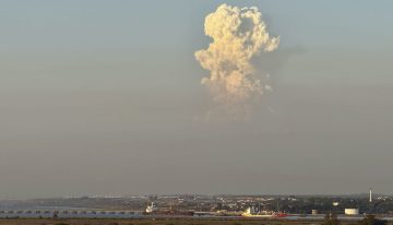 Los bomberos acorralan el fuego de Niebla que sólo permanece activo en el frente este