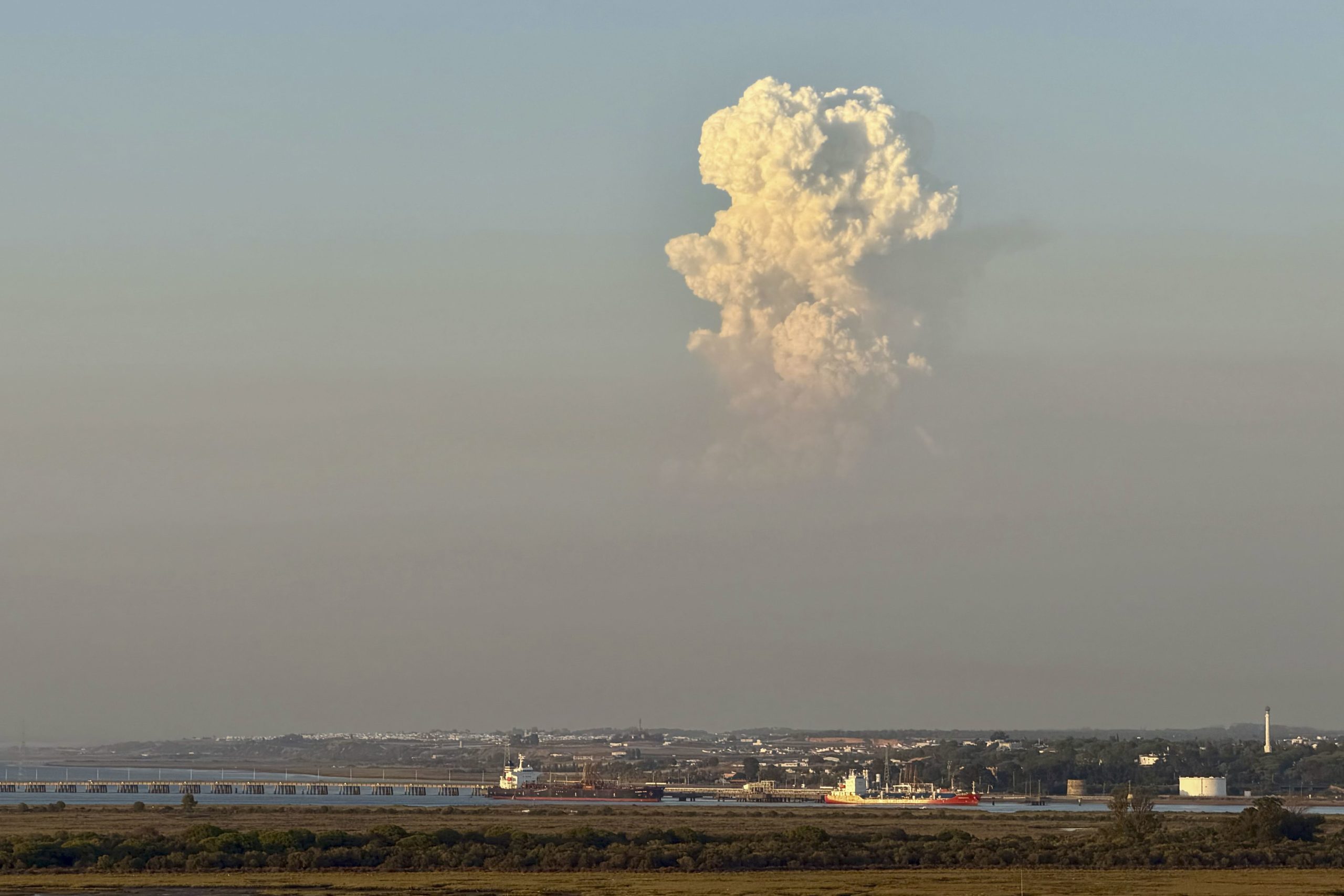 Columna de humo del incendio de Niebla vista desde Punta Umbría, a unos 50 kilómetros de distancia.