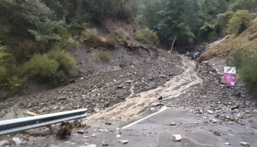 Las riadas mantienen cortados los accesos a tres pueblos de la comarca del Bierzo (León)