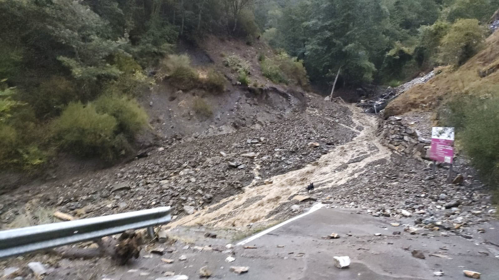 Acceso a Carracedo de Compludo, uno de los pueblos afectados por la riada de este sábado por la tarde en El Bierzo.