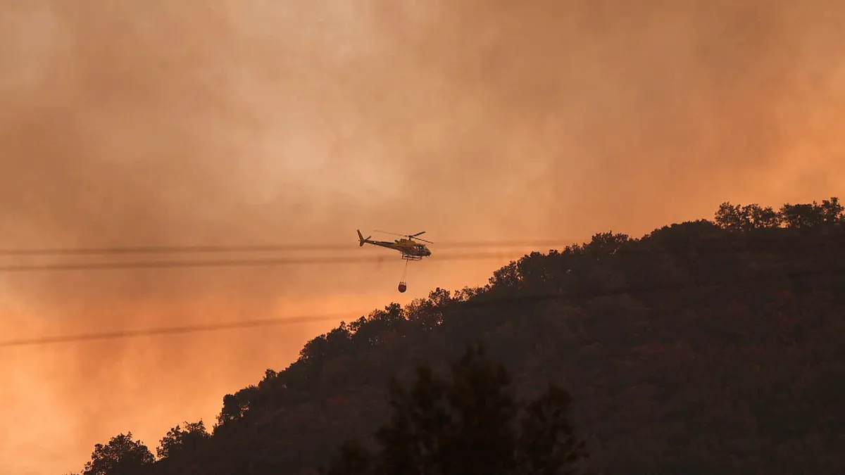 Francia y ocho comunidades refuerzan con un millar de efectivos la lucha contra el incendio de Huesca, que ya afecta a 16.600 hectáreas