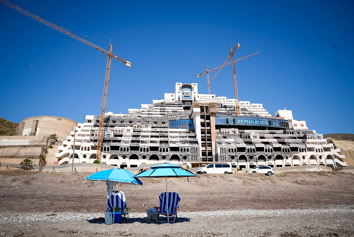 Cómo echar abajo 42.000 metros cuadrados de hormigón del Algarrobico tras 20 años de paralización de la obra