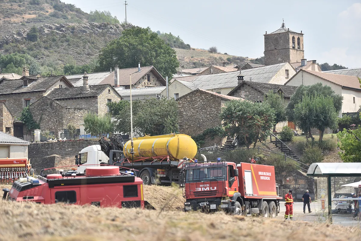 Un fallecido y tres heridos al volcar una autobomba de la UME en el incendio de Las Peñas de Riglos