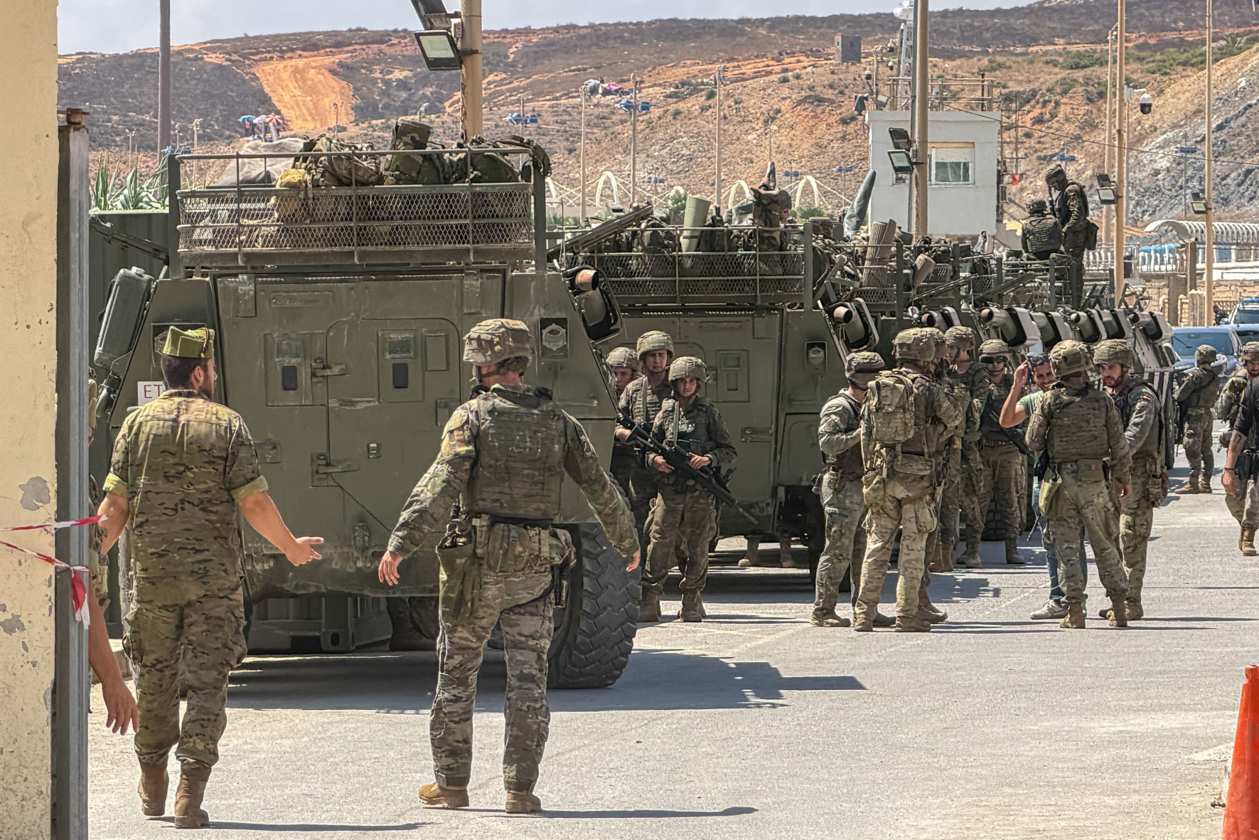 Militares españoles en la frontera del Tarajal en Ceuta.