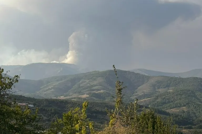 Guardiola abandona entre lágrimas la zona evacuada por el incendio de las Hurdes: los vecinos denuncia el «abandono» de los alcaldes