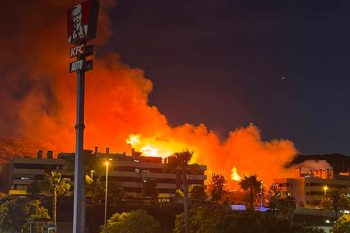 Los bomberos trabajan para intentar sofocar un aparatoso incendio en Algeciras