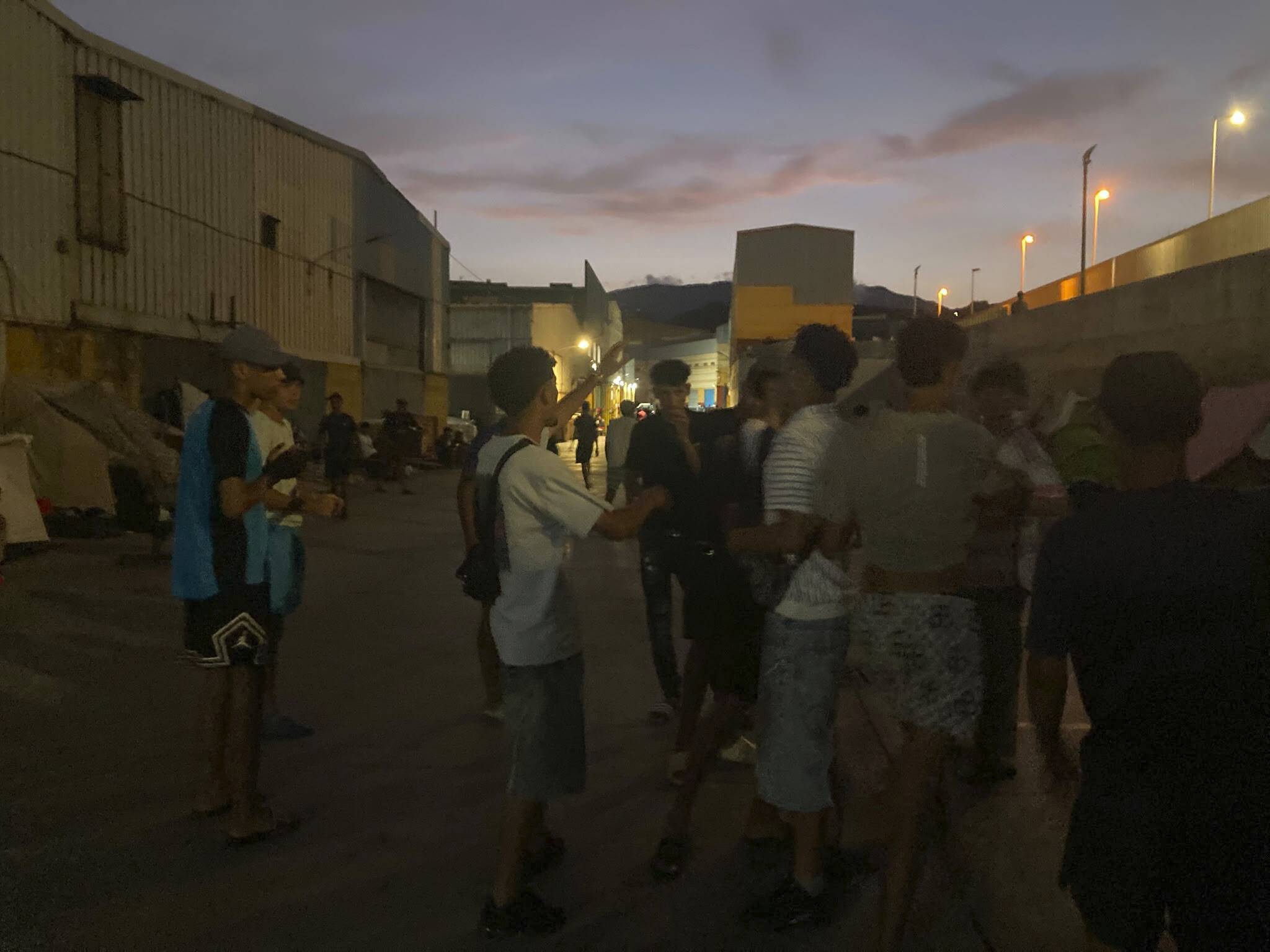 Migrantes menores juegan al fútbol en el polígono de El Tarajal.