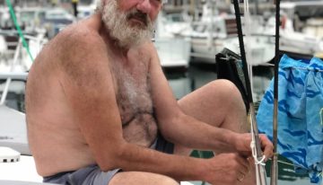 Un empresario español desaparece tras caer de su barco entre Sicilia y Grecia: su mujer pasó tres días a la deriva y le oyó gritar «¡Menchu, apaga el motor!»
