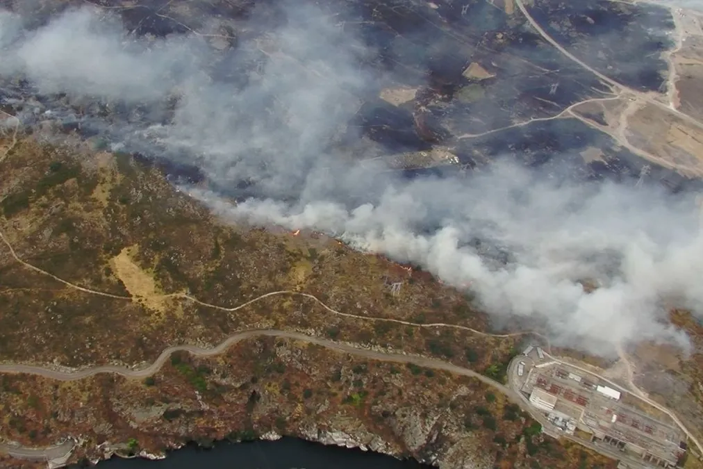El incendio forestal en el parque natural Arribes del Duero mejora: la N-122 reabre y se desconfina a la población de Ricobayo (Zamora)