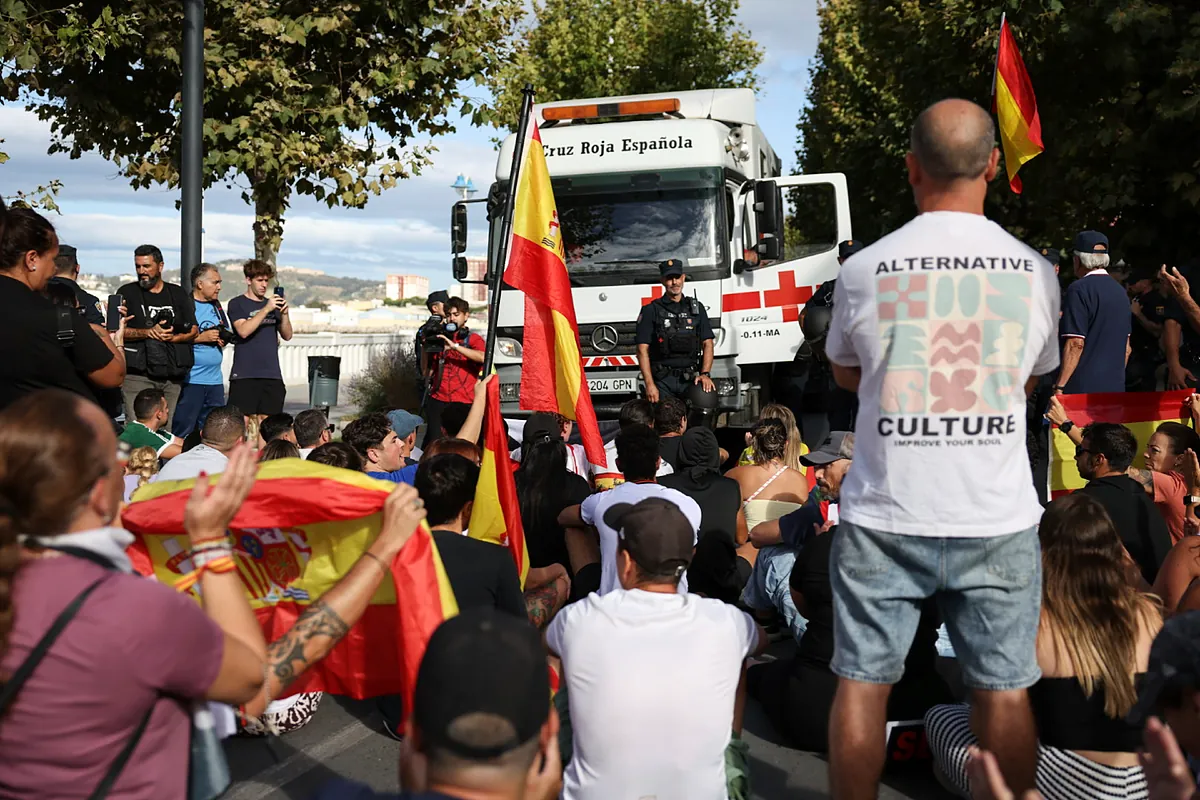 Manifestantes ceutíes prenden fuego a las chabolas de los inmigrantes en la playa del Trampolín entre cargas policiales