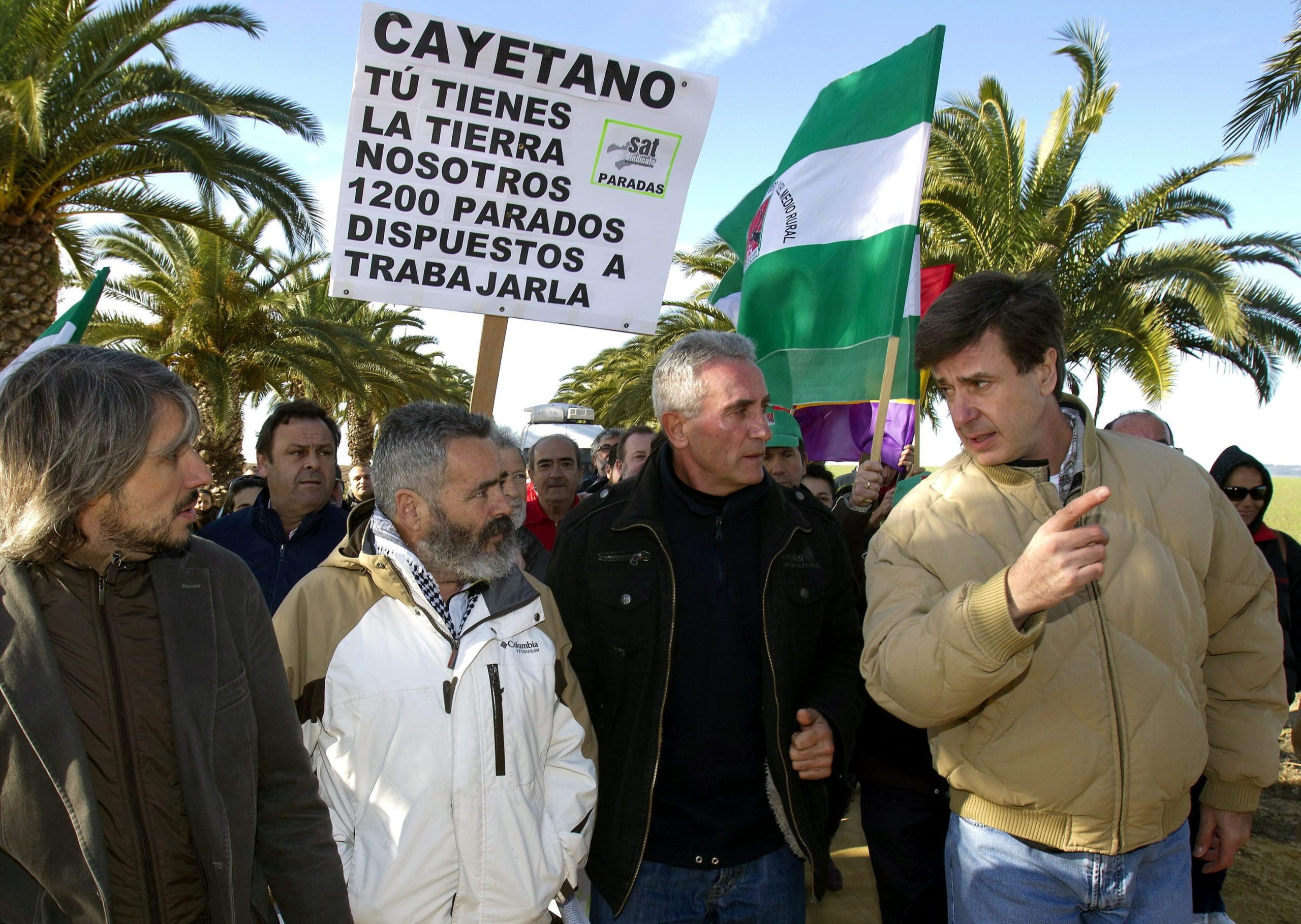 Sánchez Gordillo y Cañamero conversan en Cayetano Martínez de Irujo tras ocupar una finca de la Casa de Alba en Carmona (Sevilla).