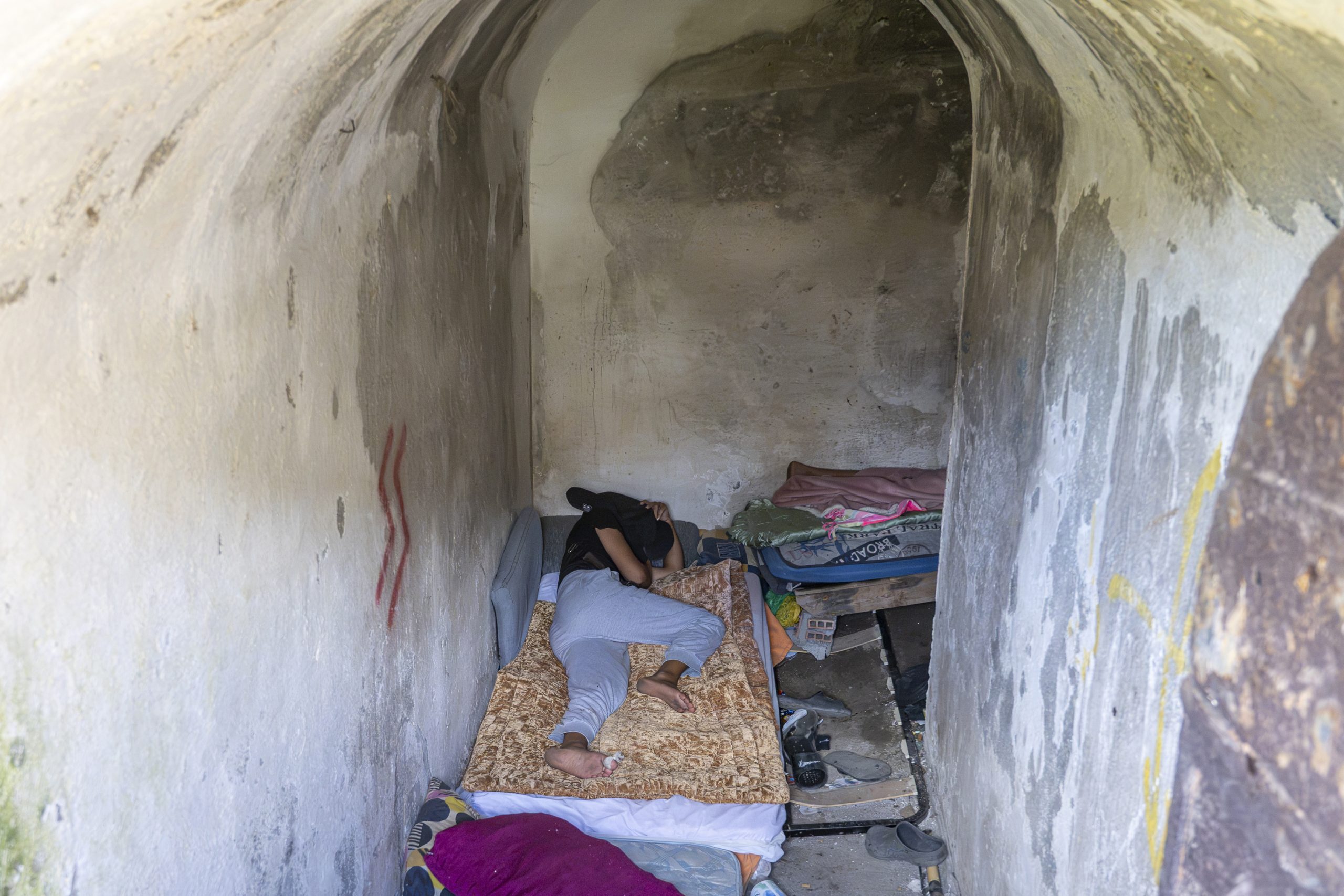 La tubería en la que duermen durante el día, donde se amontonan sus pertenencias.