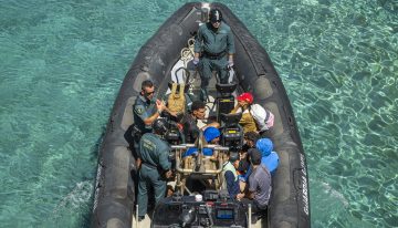 Ceuta despide con vítores y banderas de España a los 60 barcos de la flotilla solidaria