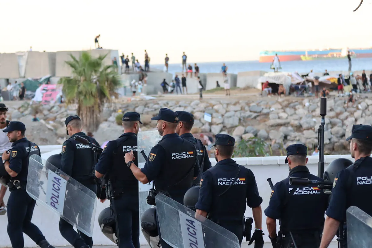 Tres detenidos por lanzar un cóctel molotov contra un grupo de militares en Ceuta