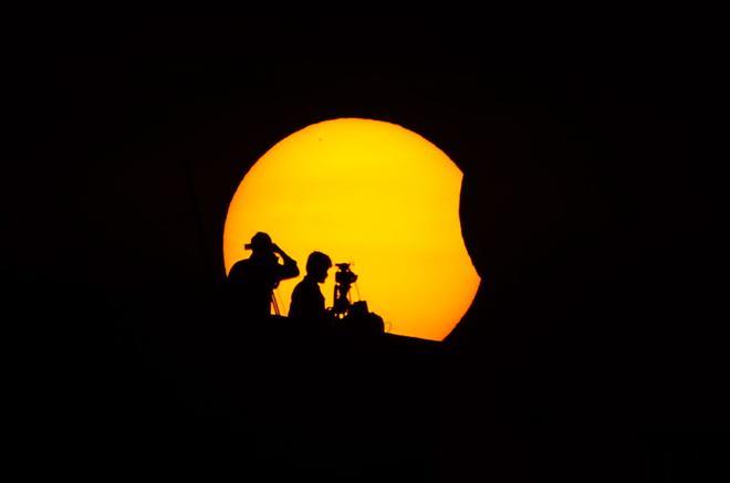 Los mejores filtros para fotografía el eclipse solar con el móvil y dónde comprarlos