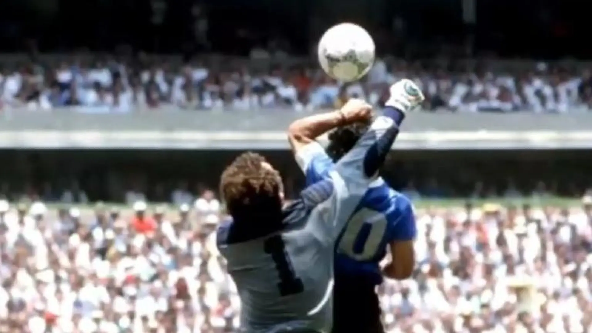 El balón de la 'Mano de Dios' de Maradona se vende por 3,35 millones de dólares en una subasta
