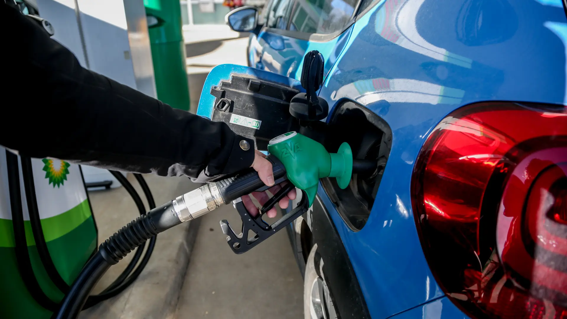Los carburantes suman la séptima semana consecutiva de subidas tras el fin de la reducción del IVA
