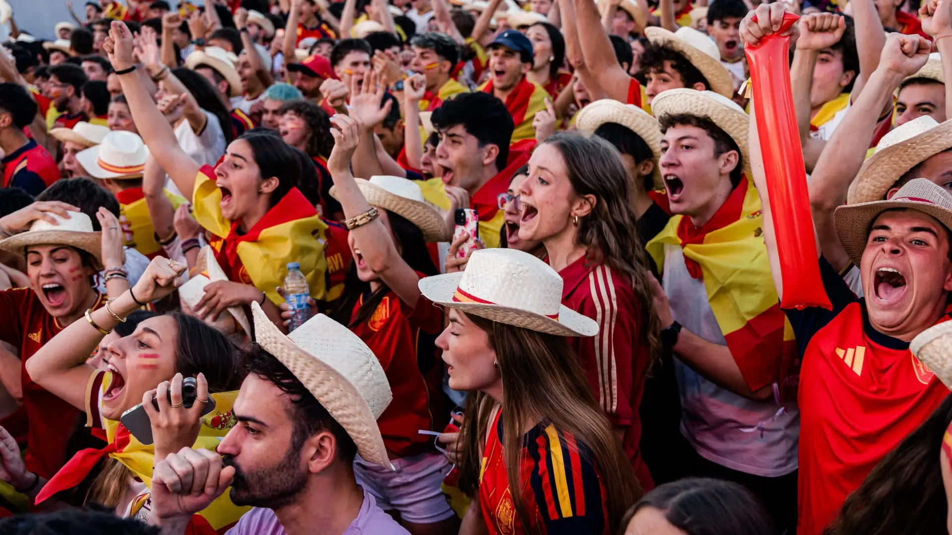 La Policía Nacional detiene a cinco personas por intentar agredir a un chico con la camiseta de España