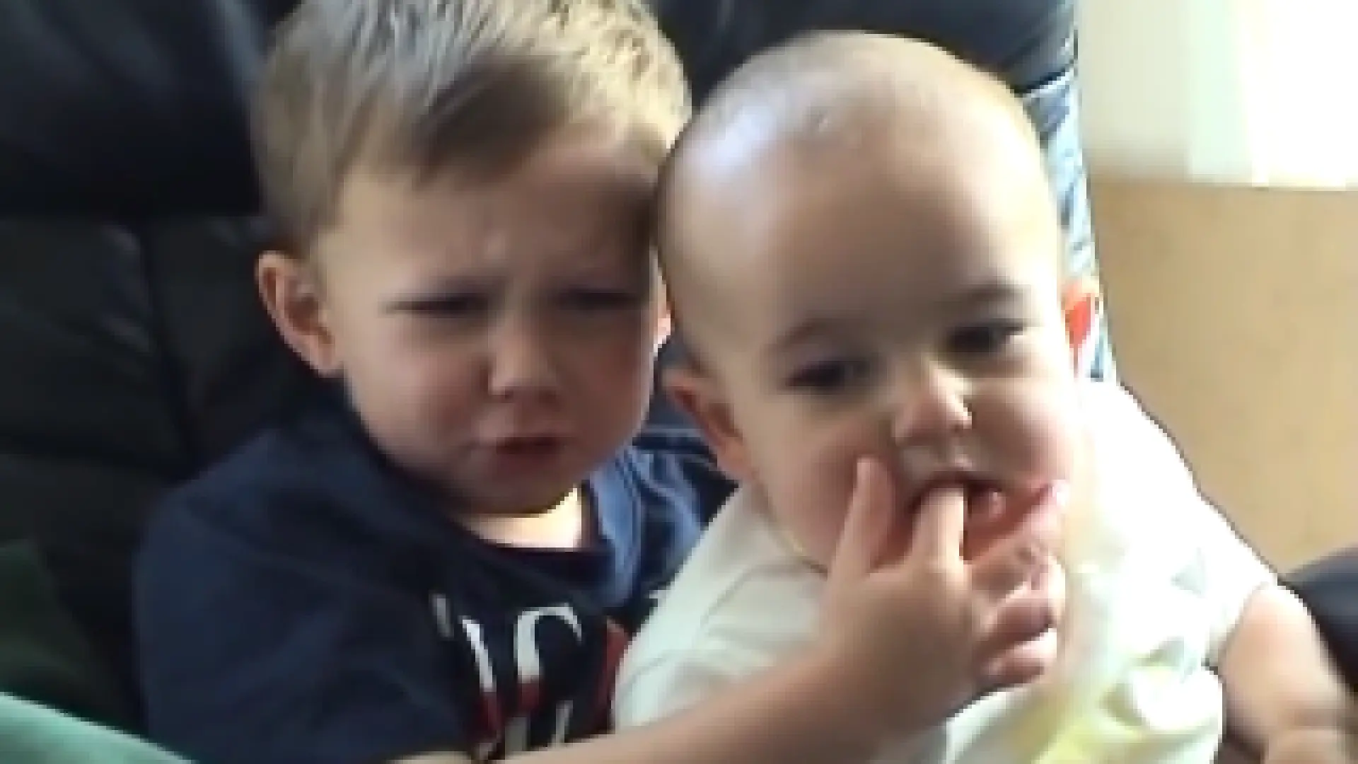 El mordisco que hizo historia: qué fue de Harry y Charlie, los hermanos de «Charlie Bit My Finger»