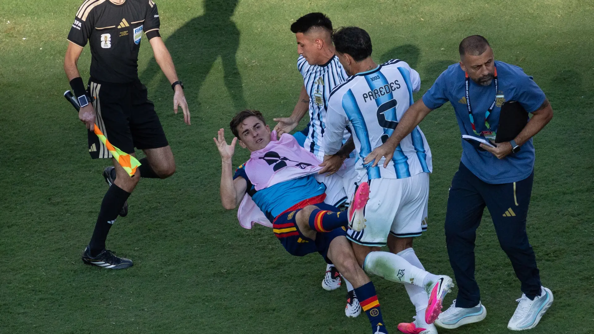La FIFA sanciona con diez partidos a Paredes y con uno a Gavi por la polémica pelea tras la final del Mundial