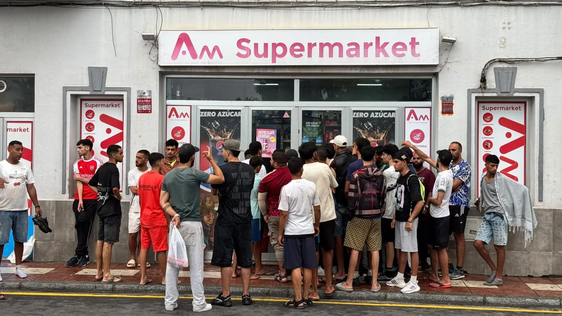 Los empresarios de Ceuta alertan que la crisis migratoria tendrá un impacto devastador sobre la temporada de verano