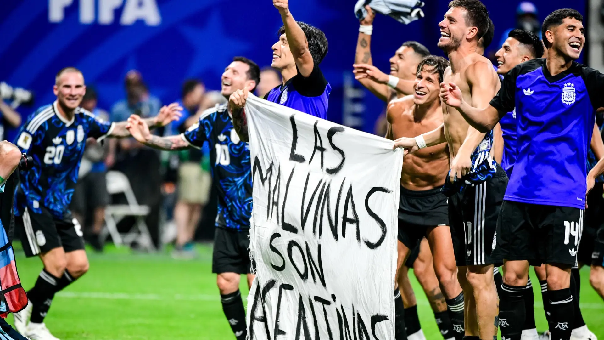 Un vídeo inédito revela cómo llegó la polémica bandera de las Malvinas a los jugadores argentinos en el Mundial 2026