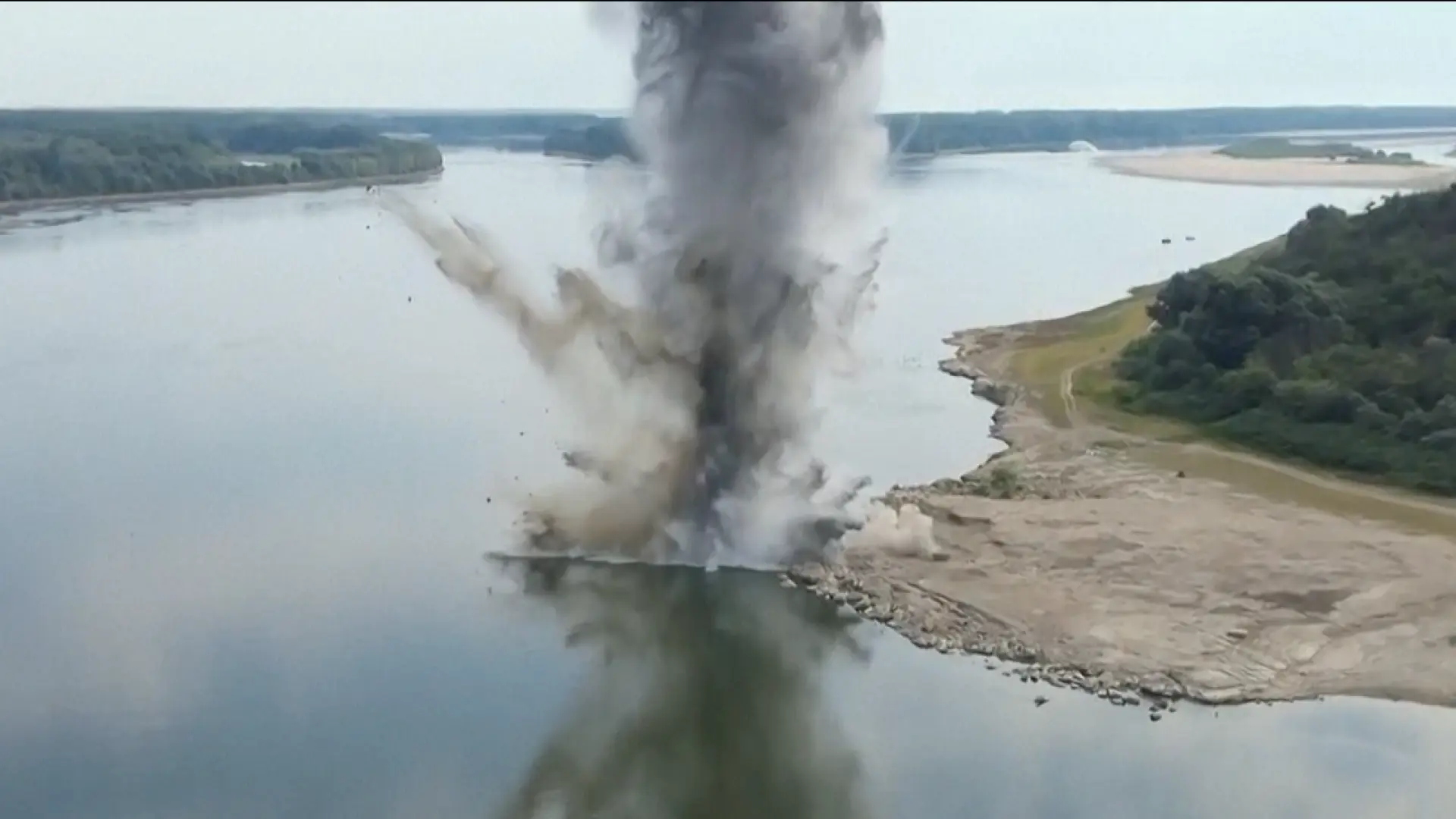 Rumanía dinamita una roca para llevar agua del Danubio a la planta nuclear de Cernavoda