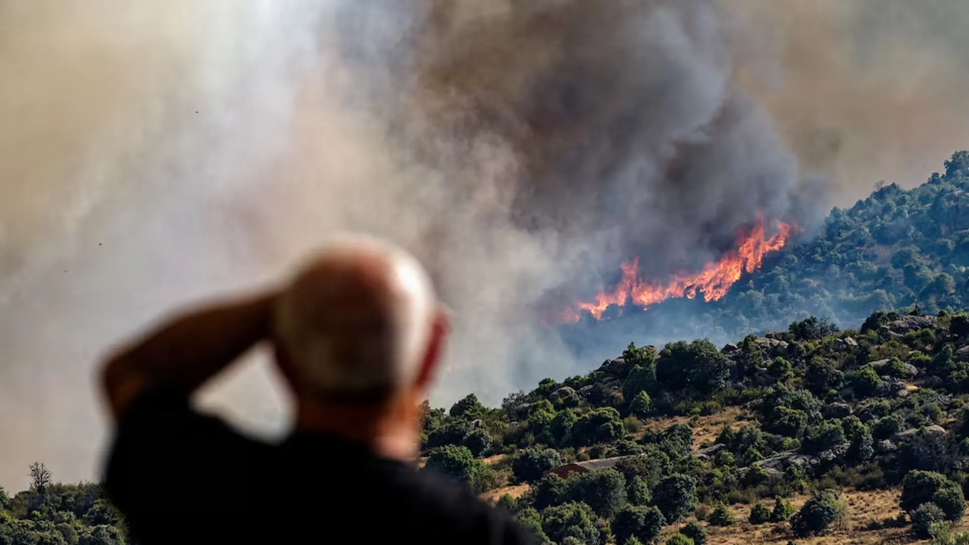 Trabajar mientras arde la casa: la paradoja de una generación que conoce la crisis climática pero aún alimenta el fuego