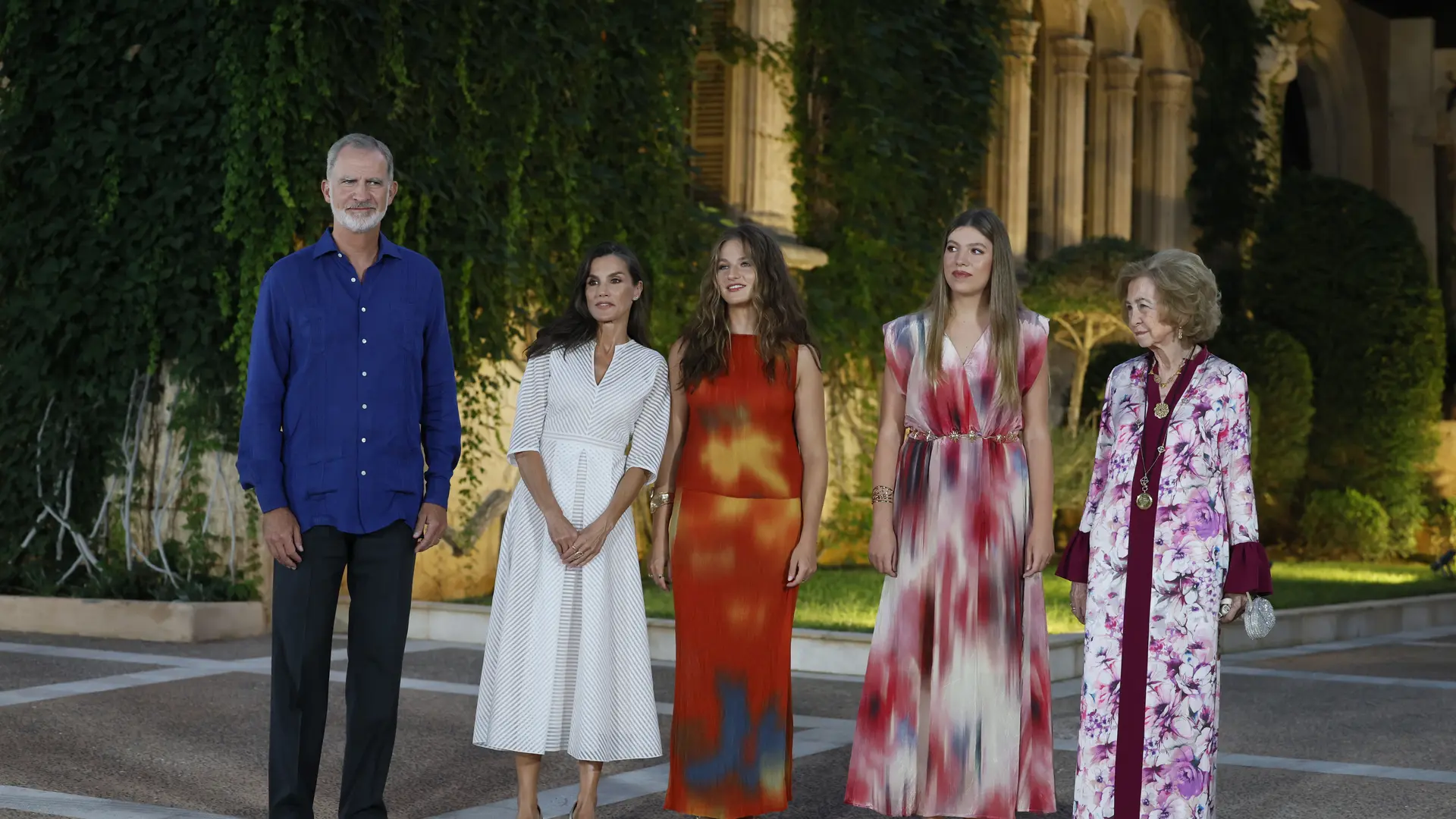 Las inéditas fotos del rey Felipe en bañador mientras disfruta del mar en Palma con amigos