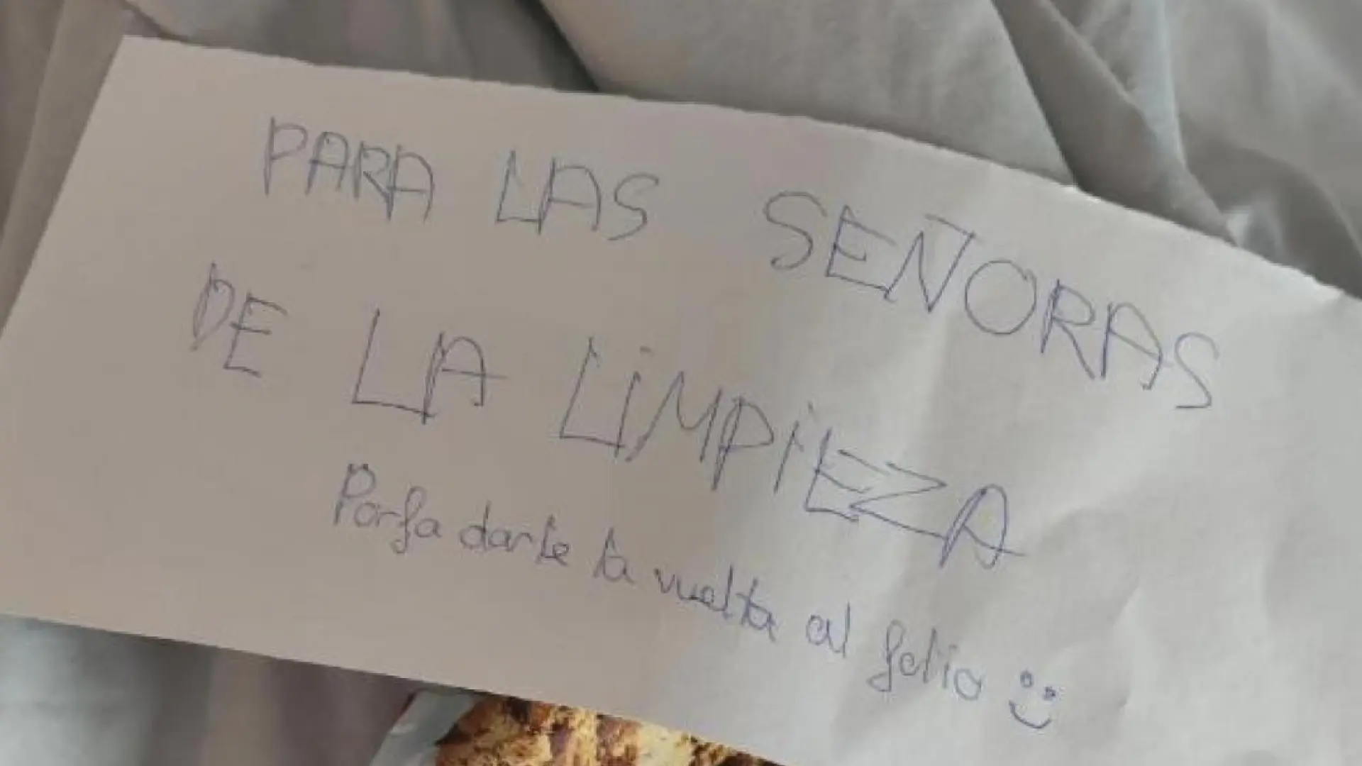 Dos huéspedes de un hotel sorprenden a las limpiadoras con una emotiva carta: «Queremos agradeceros el trabajo»